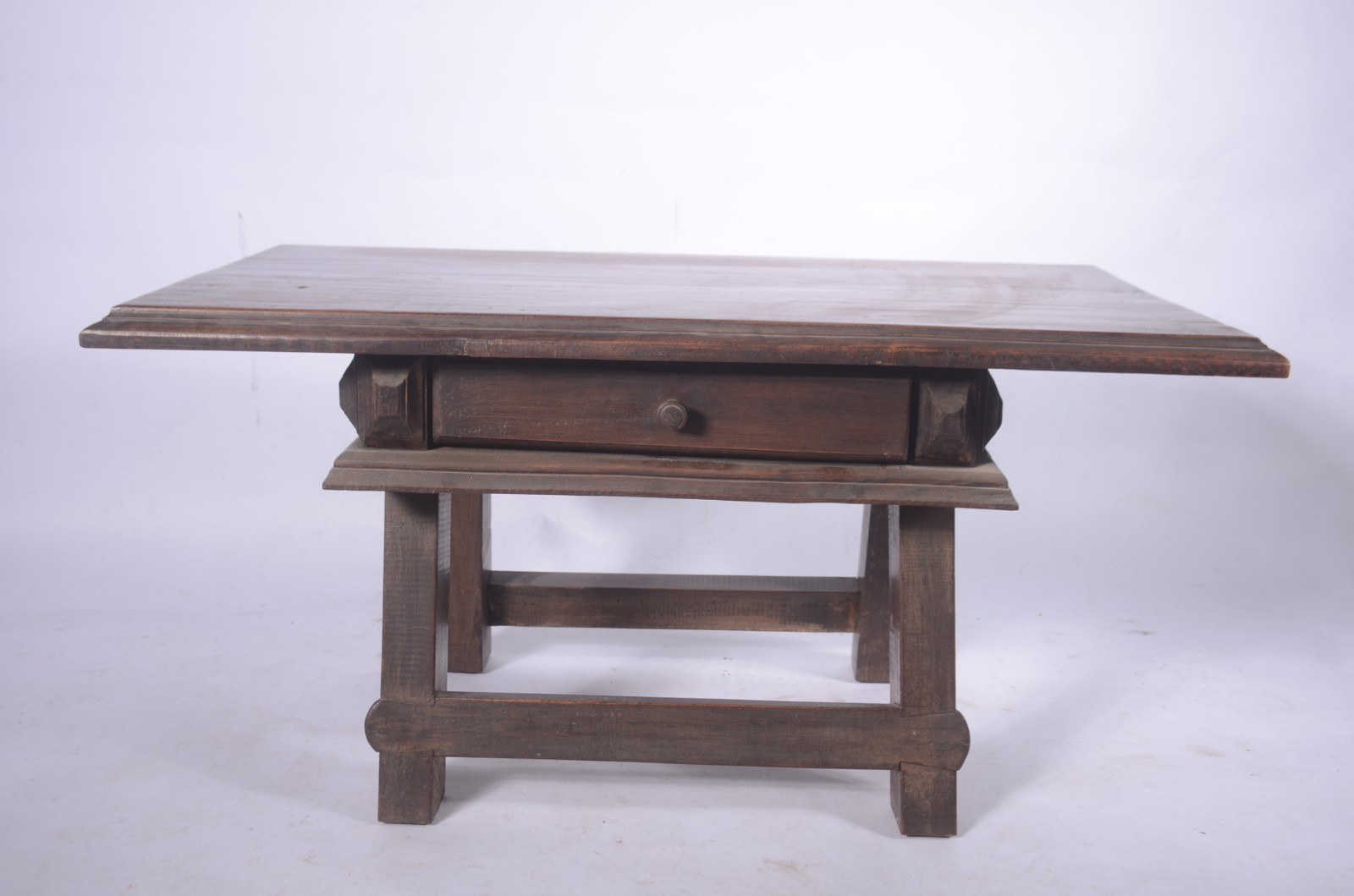 Mesa auxiliar de madeira nobre, tampo retangular, uma gavetinha... - foto 2 de 4