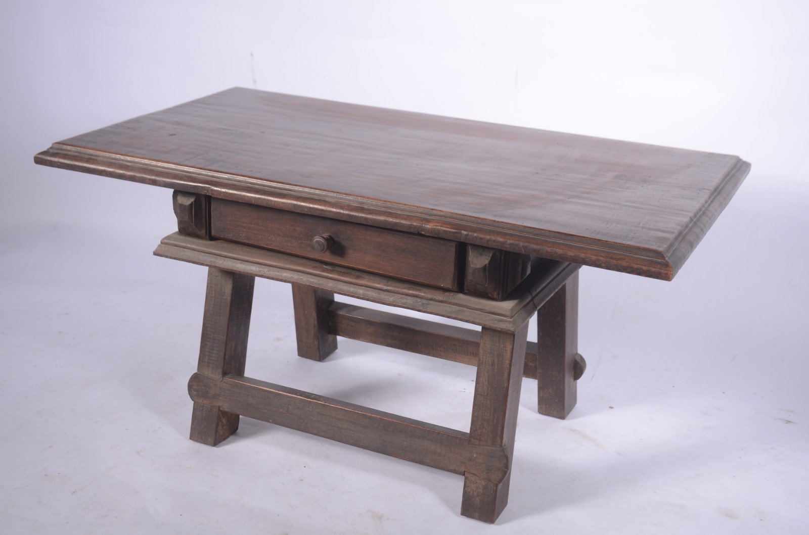 Mesa auxiliar de madeira nobre, tampo retangular, uma gavetinha... - foto 1 de 4