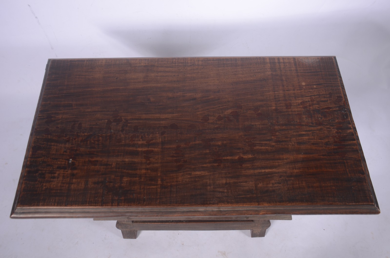 Mesa auxiliar de madeira nobre, tampo retangular, uma gavetinha... - foto 4 de 4