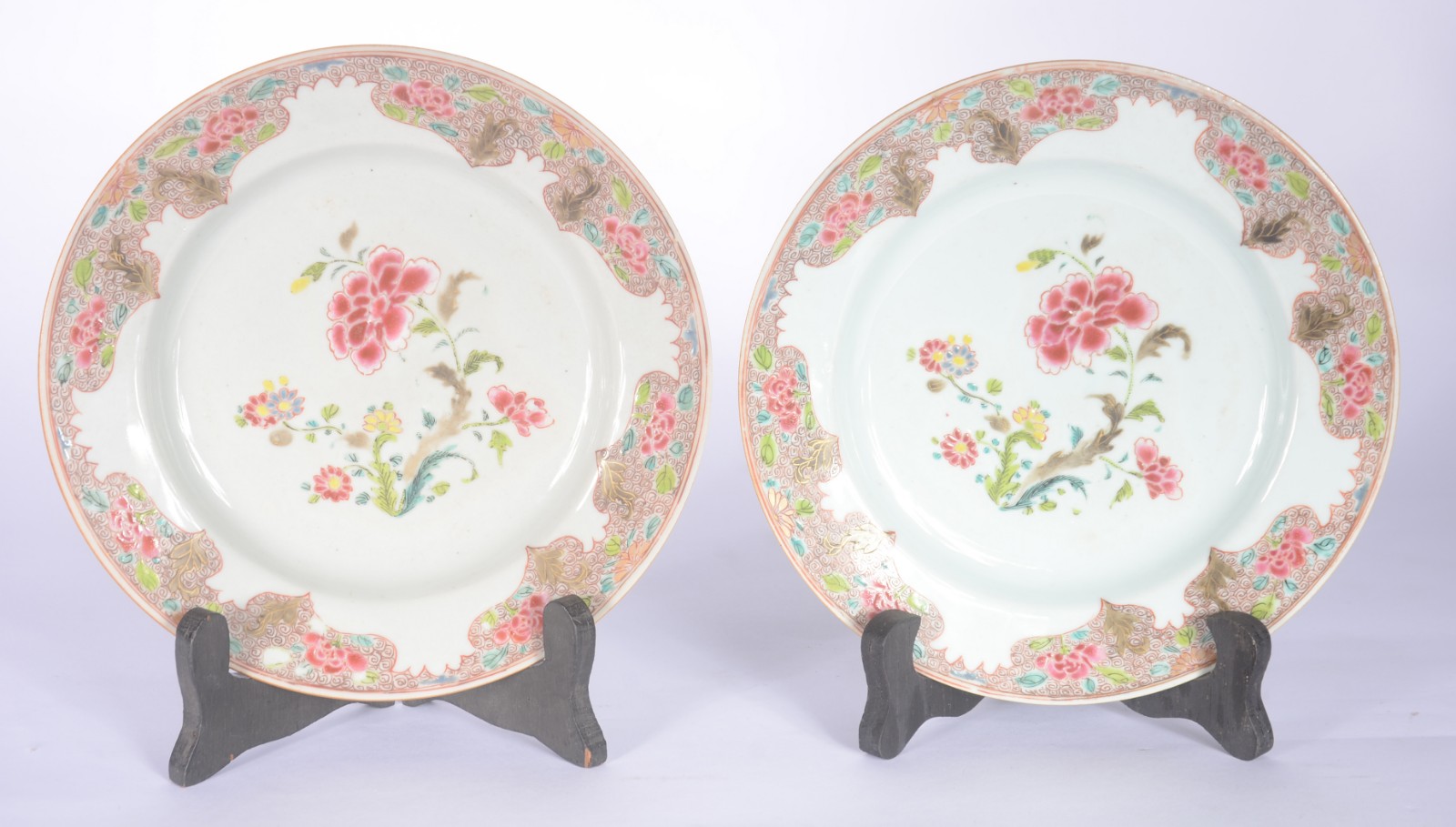 Par de antigos pratos de porcelana chinesa com flores esmaltadas... - foto 1 de 5