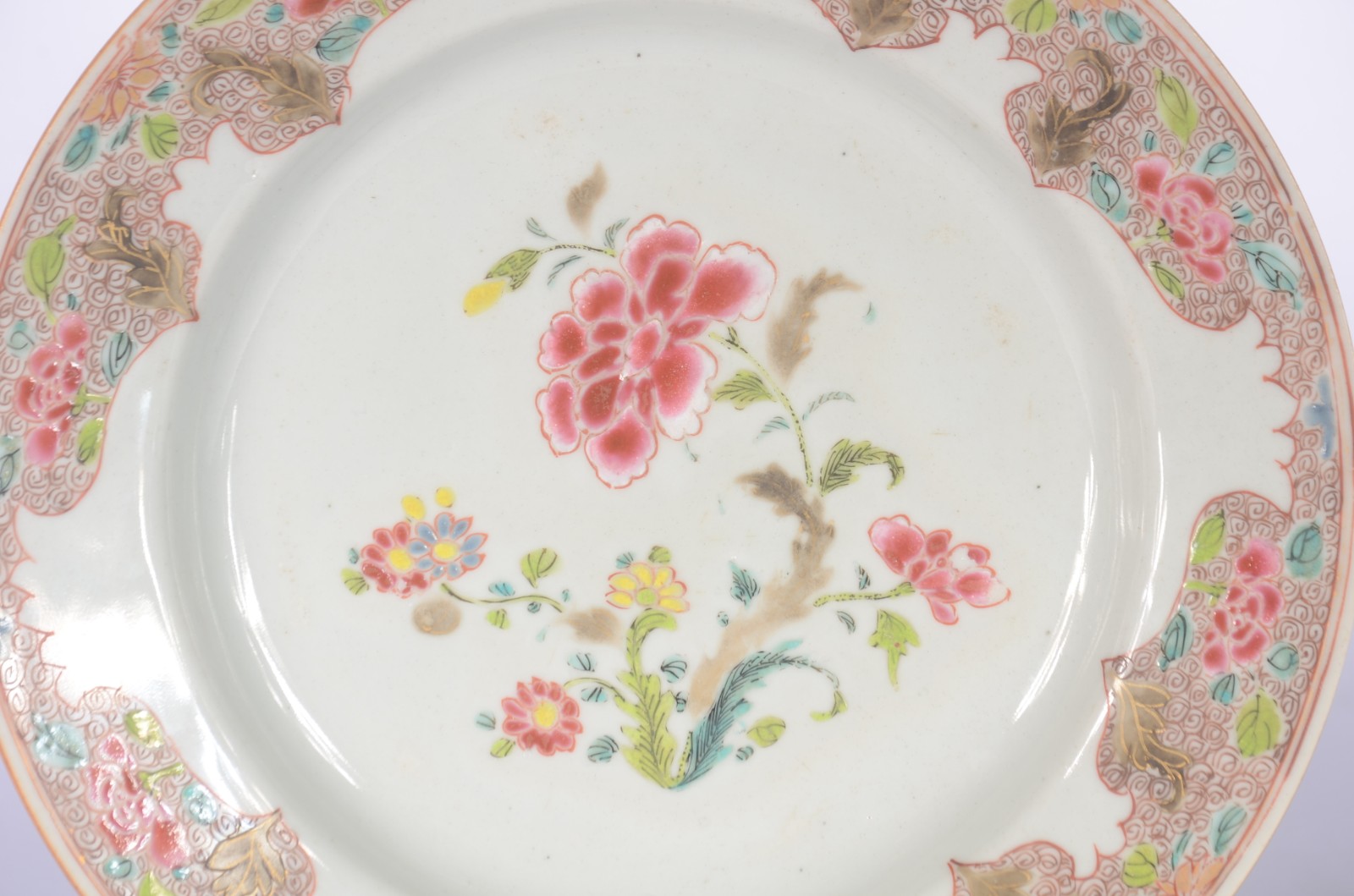 Par de antigos pratos de porcelana chinesa com flores esmaltadas... - foto 2 de 5