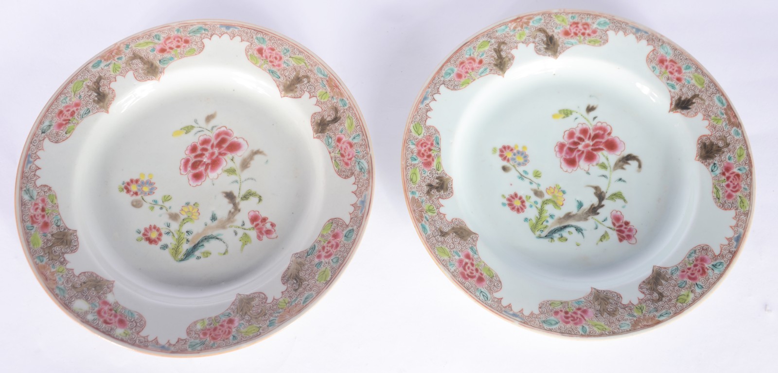 Par de antigos pratos de porcelana chinesa com flores esmaltadas... - foto 3 de 5