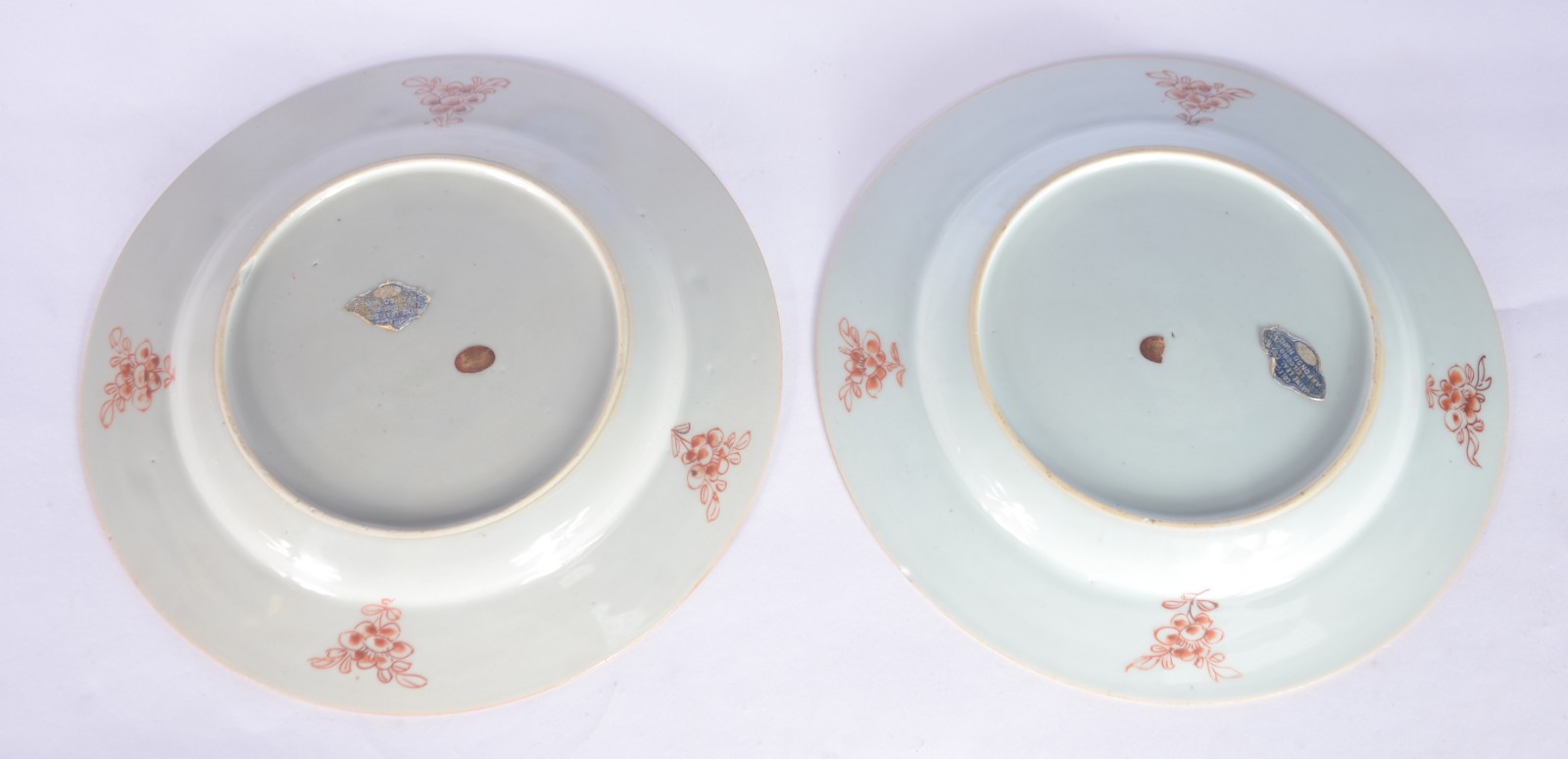 Par de antigos pratos de porcelana chinesa com flores esmaltadas... - foto 4 de 5