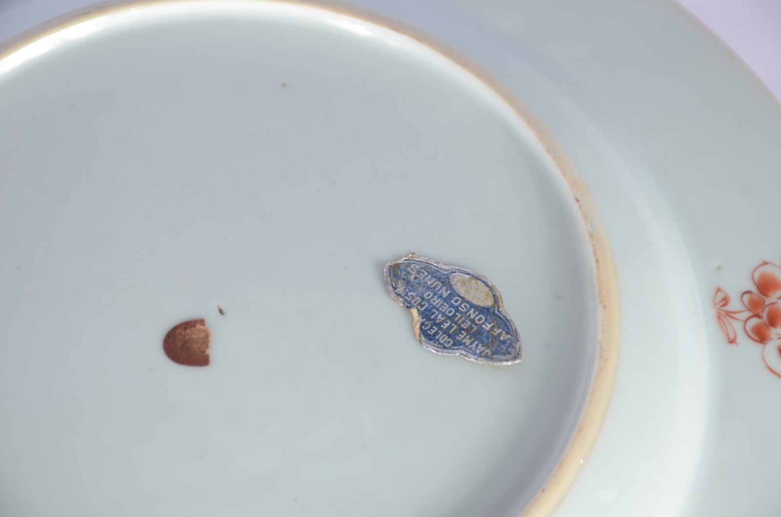 Par de antigos pratos de porcelana chinesa com flores esmaltadas... - foto 5 de 5
