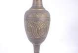Vaso decorativo de metal dourado indiano com pe... - Vaso decorativo de metal dourado indiano com pequenos "pingos" coloridos, borda feitio babado.