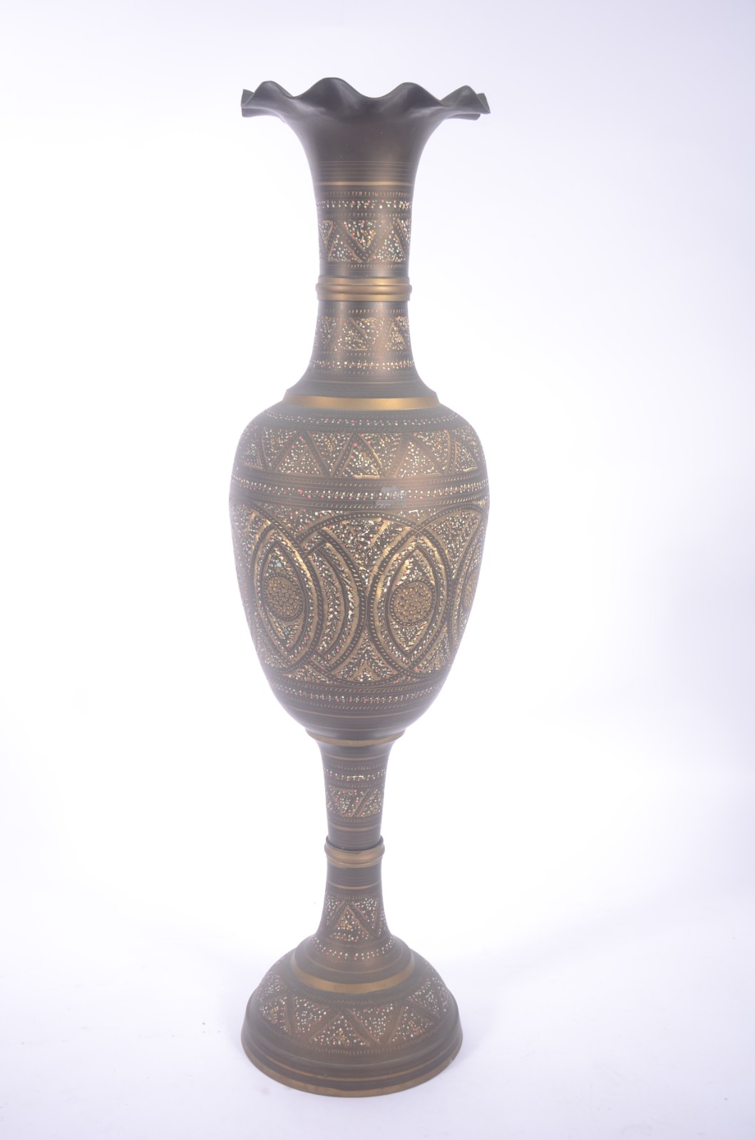 Vaso decorativo de metal dourado indiano com pequenos "pingos"... - foto 1 de 3