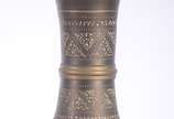 Vaso decorativo de metal dourado indiano com pe... - Vaso decorativo de metal dourado indiano com pequenos "pingos" coloridos, borda feitio babado.
