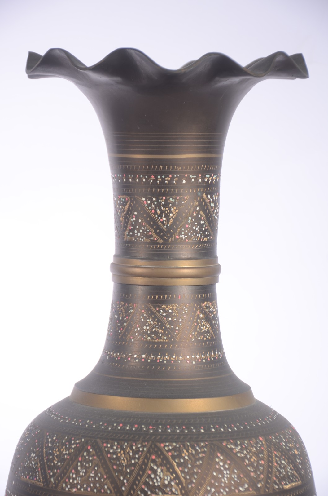 Vaso decorativo de metal dourado indiano com pequenos "pingos"... - foto 2 de 3