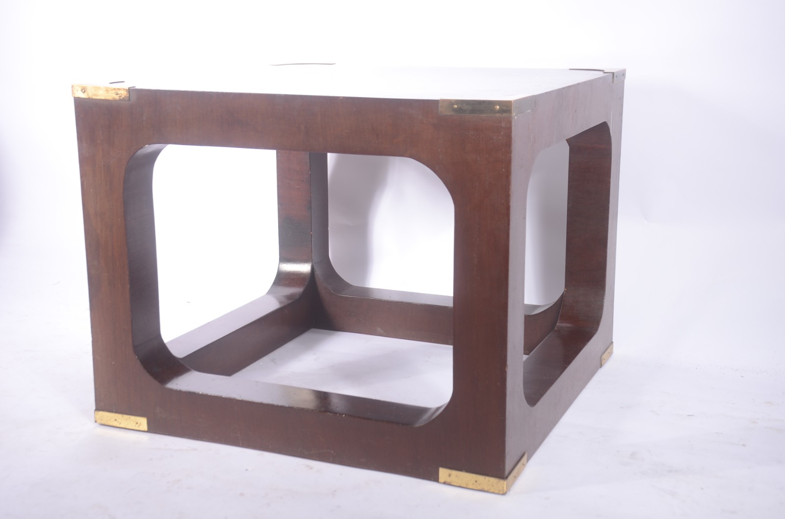 Mesa lateral de madeira, quinas com ferragens aparentes, feitio... - foto 1 de 4