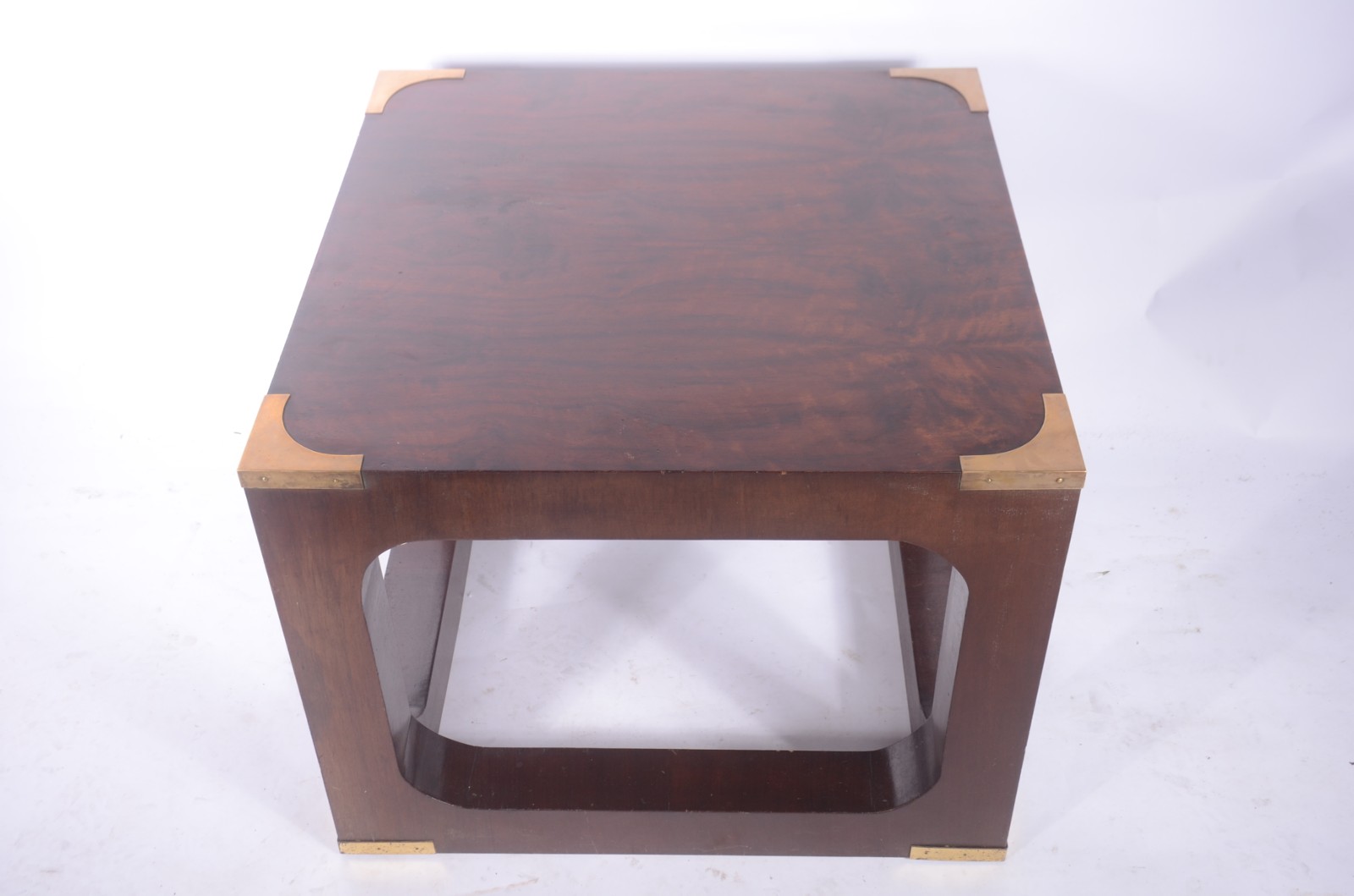 Mesa lateral de madeira, quinas com ferragens aparentes, feitio... - foto 2 de 4