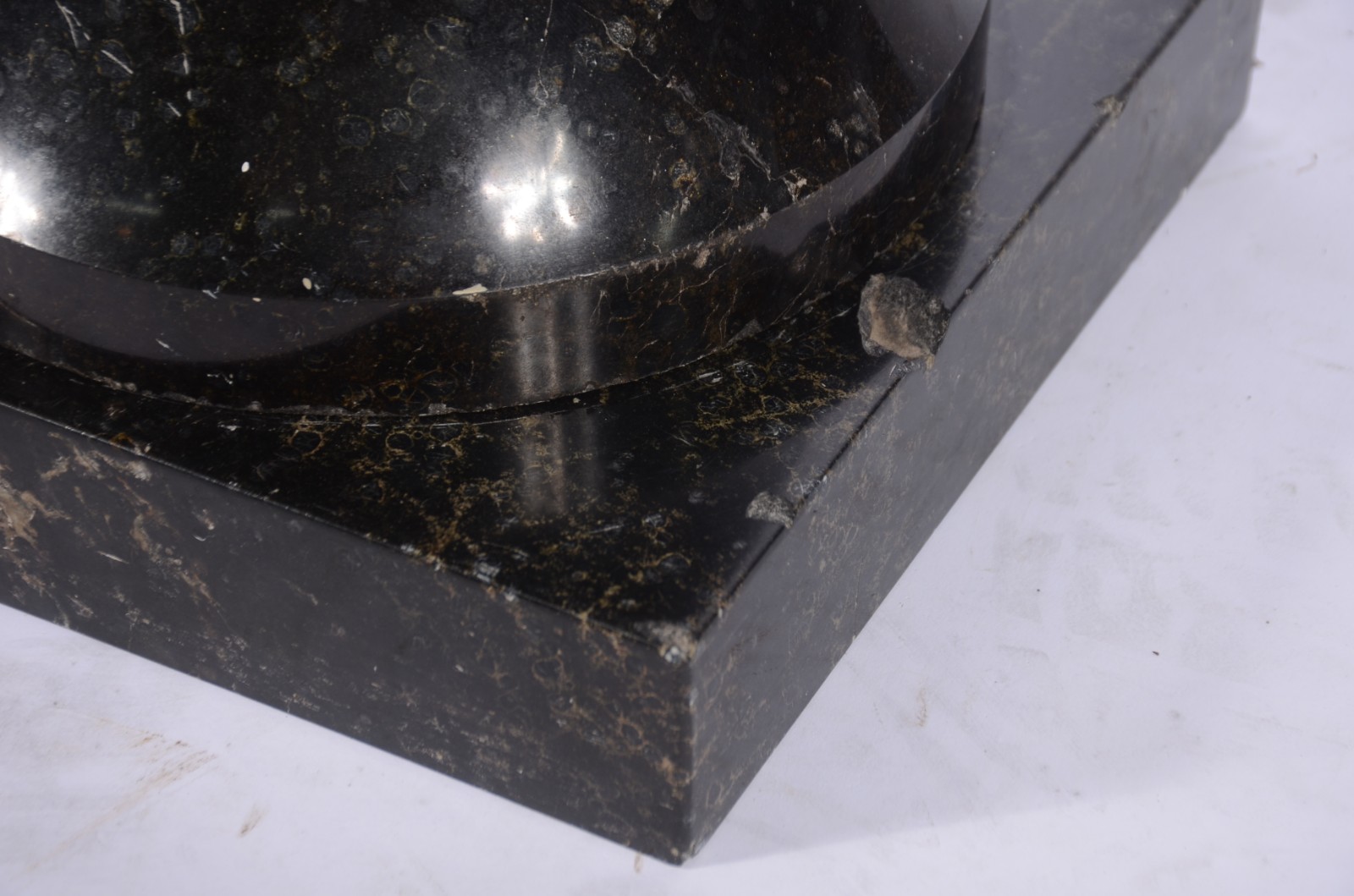 Coluna de mármore preto, base e tampo feitio quadrangular, corpo... - foto 3 de 5