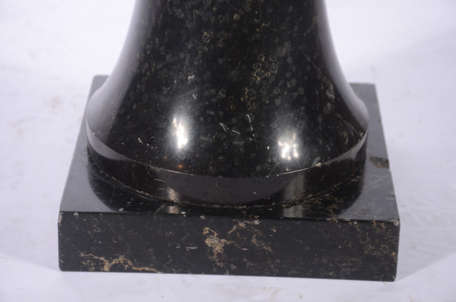 Coluna de mármore preto, base e tampo feitio quadrangular, corpo... - foto 4 de 5