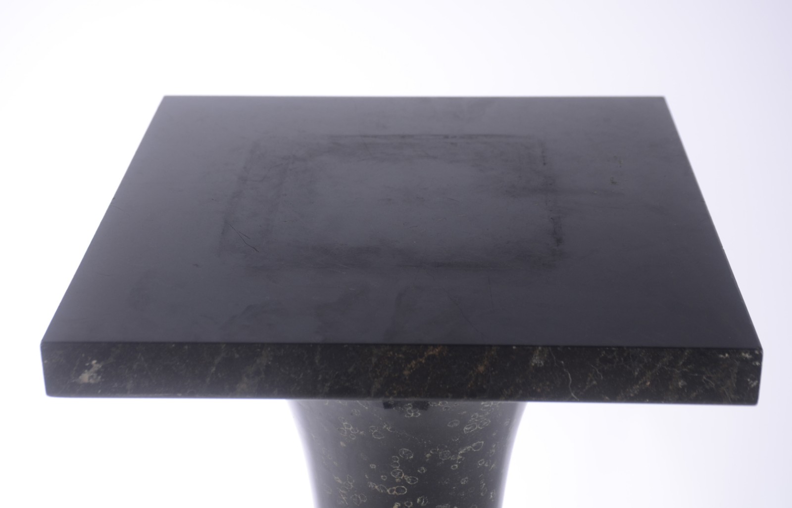 Coluna de mármore preto, base e tampo feitio quadrangular, corpo... - foto 5 de 5
