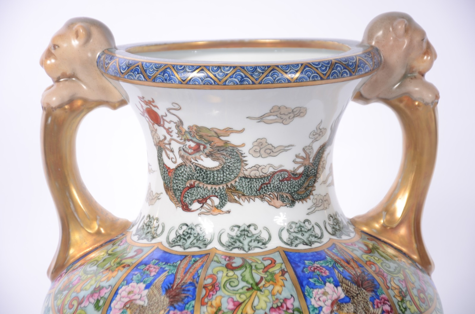 Vaso de porcelana oriental decorado com dragões, cães de Fó, pássaros... - foto 2 de 6