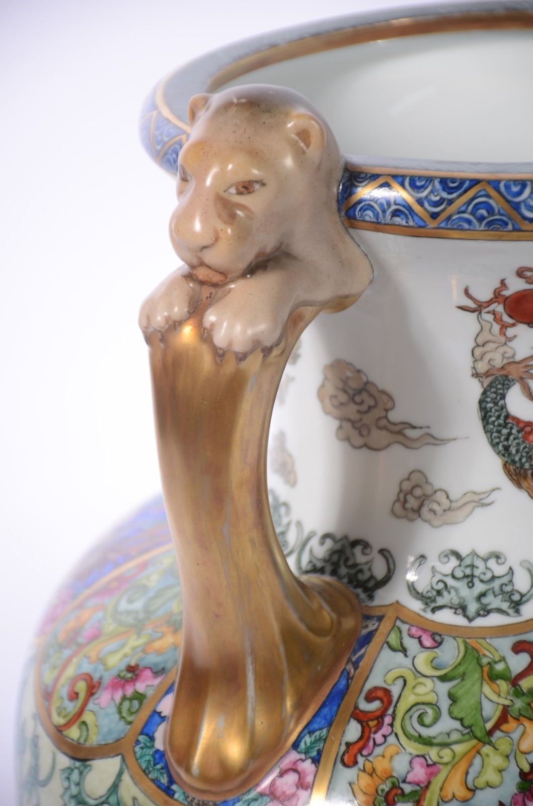 Vaso de porcelana oriental decorado com dragões, cães de Fó, pássaros... - foto 4 de 6