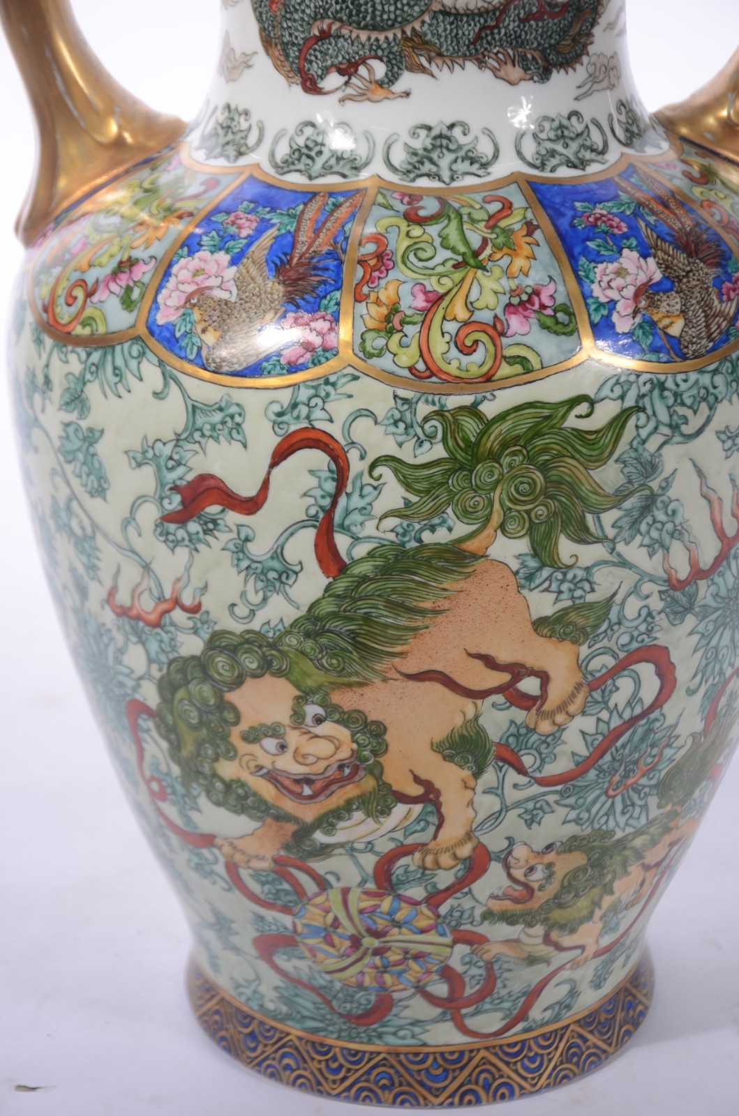 Vaso de porcelana oriental decorado com dragões, cães de Fó, pássaros... - foto 6 de 6