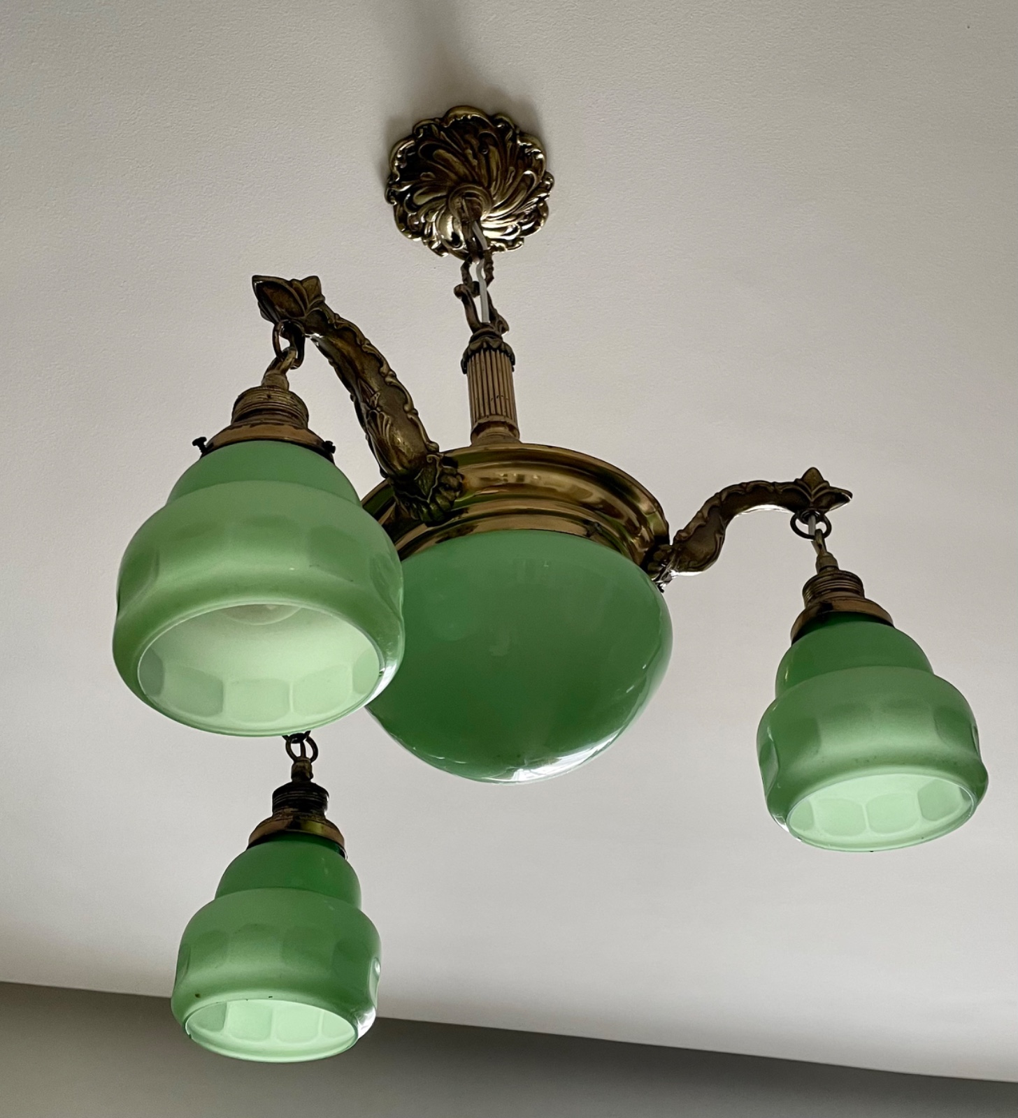 Lustre de metal dourado com tres braços, mangas de vidro verde. Metal... - foto 6 de 6