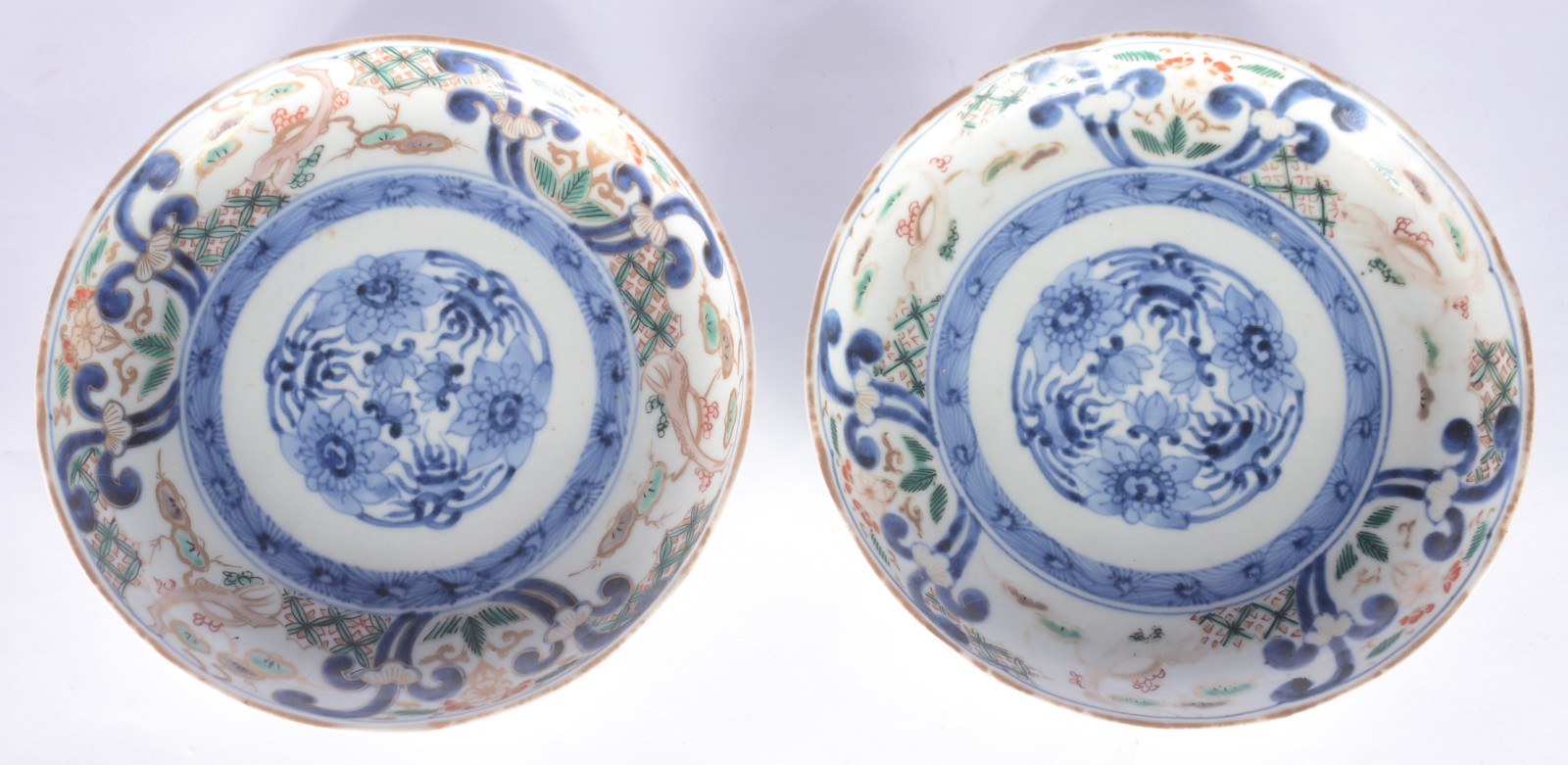 Par de pratos de porcelana decorados com flores em policromia. - foto 1 de 4