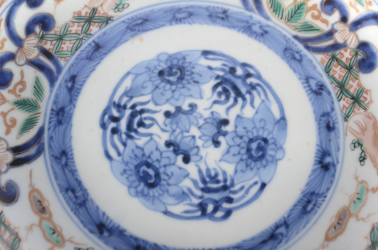 Par de pratos de porcelana decorados com flores em policromia. - foto 2 de 4