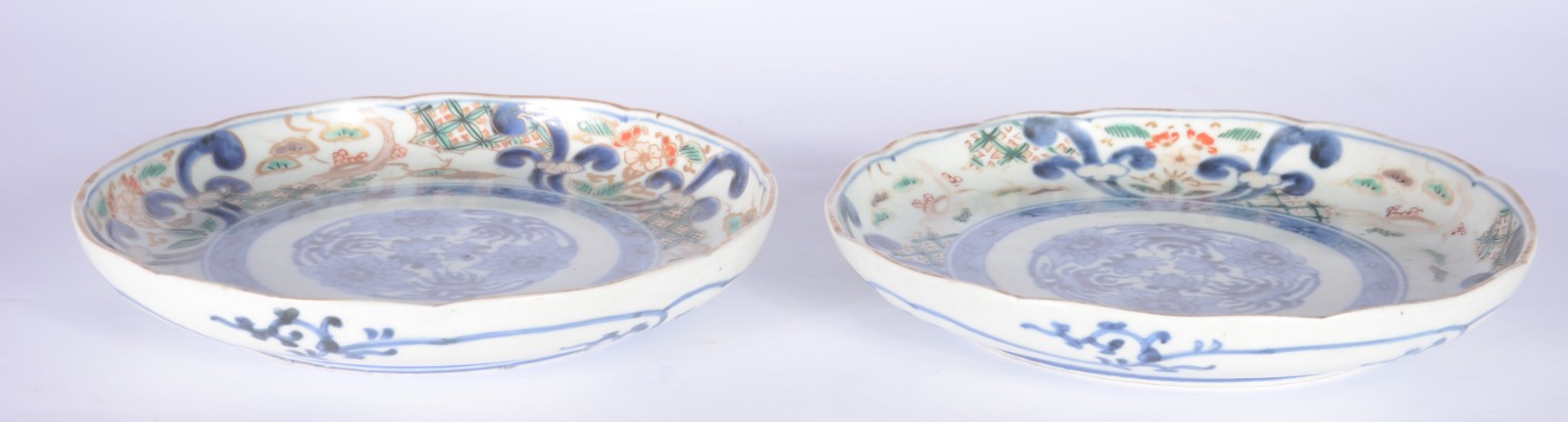 Par de pratos de porcelana decorados com flores em policromia. - foto 3 de 4