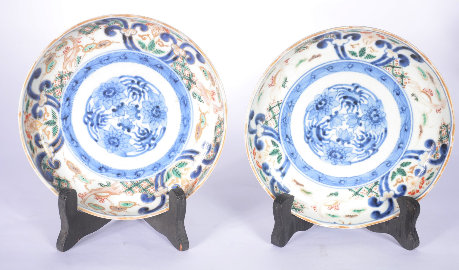 Par de pratos de porcelana decorados com flores em policromia. - foto 4 de 4