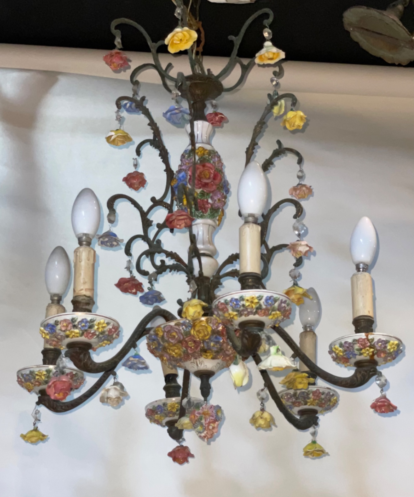 Lustre para 6 luzes de metal com detalhes de porcelana com flores em... - foto 1 de 4