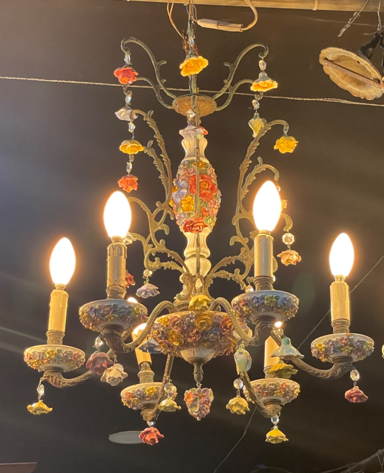 Lustre para 6 luzes de metal com detalhes de porcelana com flores em... - foto 2 de 4