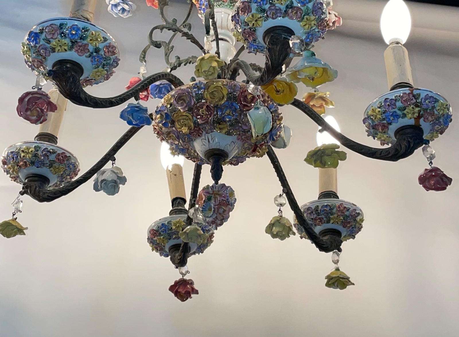 Lustre para 6 luzes de metal com detalhes de porcelana com flores em... - foto 3 de 4