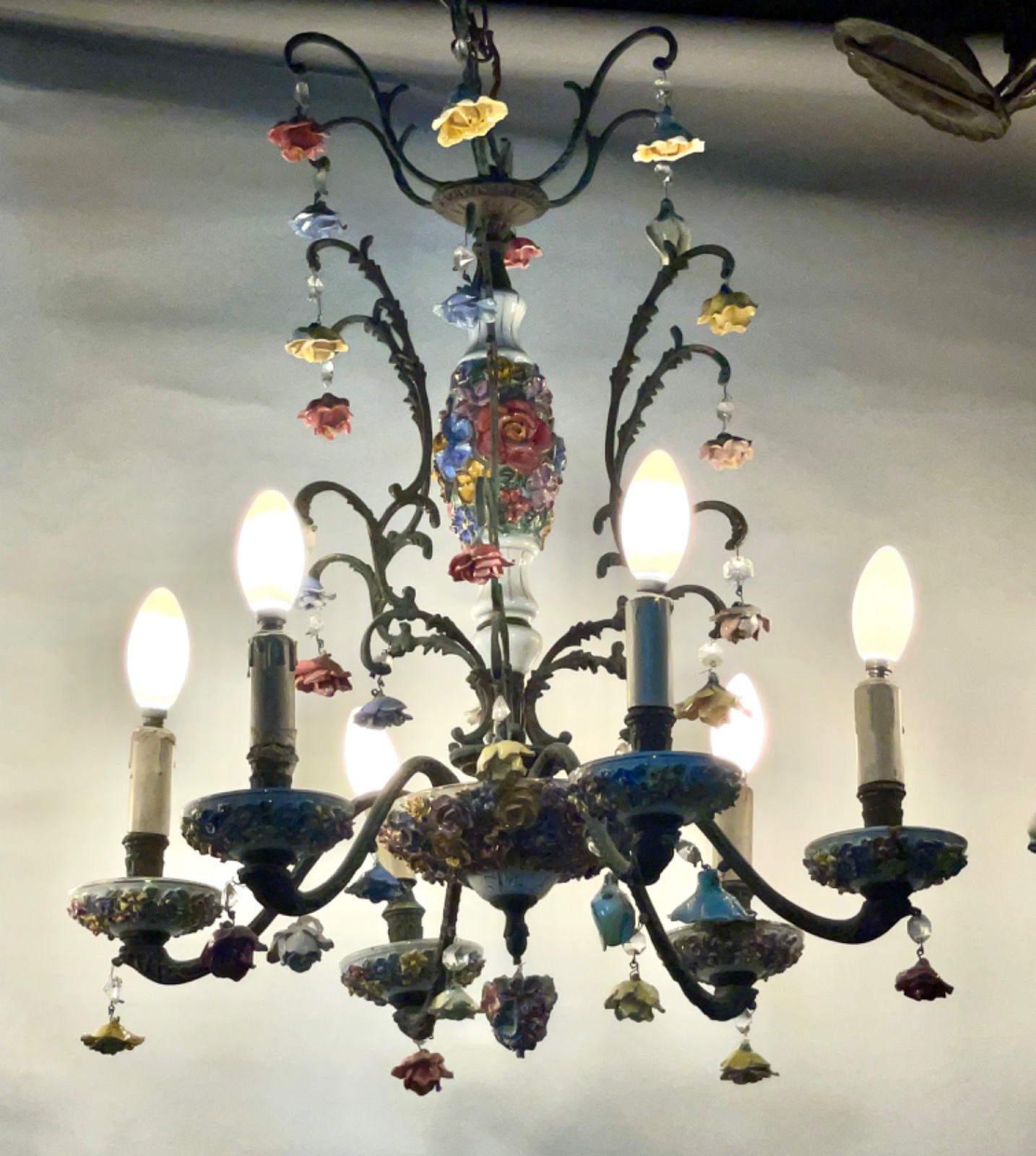 Lustre para 6 luzes de metal com detalhes de porcelana com flores em... - foto 4 de 4