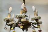 Lustre para 6 luzes de metal com detalhes de po... - Lustre para 6 luzes de metal com detalhes de porcelana com flores em policromia. (Pequenos defeitos e partes faltantes)