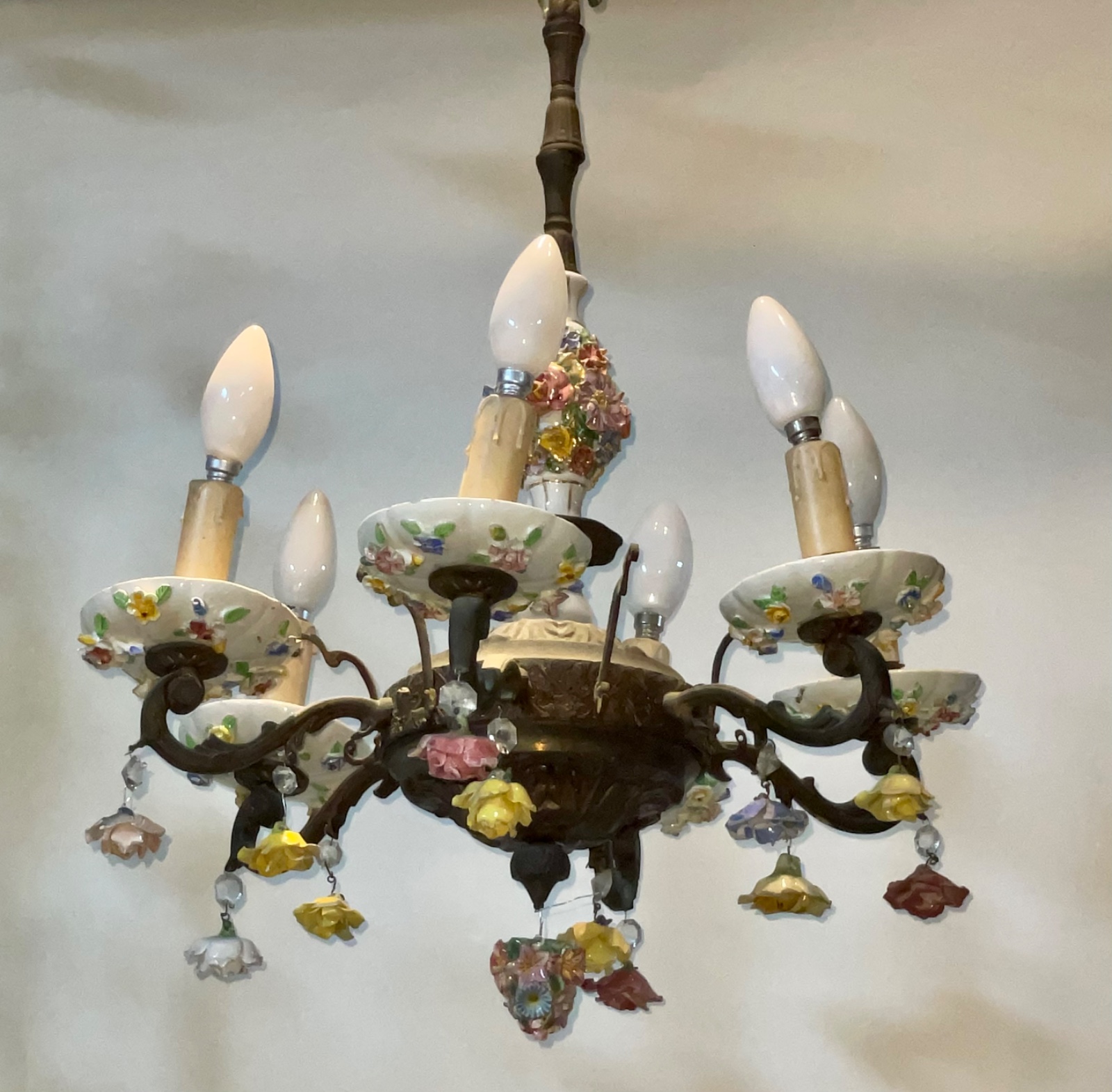 Lustre para 6 luzes de metal com detalhes de porcelana com flores em... - foto 1 de 2
