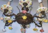 Lustre para 6 luzes de metal com detalhes de po... - Lustre para 6 luzes de metal com detalhes de porcelana com flores em policromia. (Pequenos defeitos e partes faltantes)