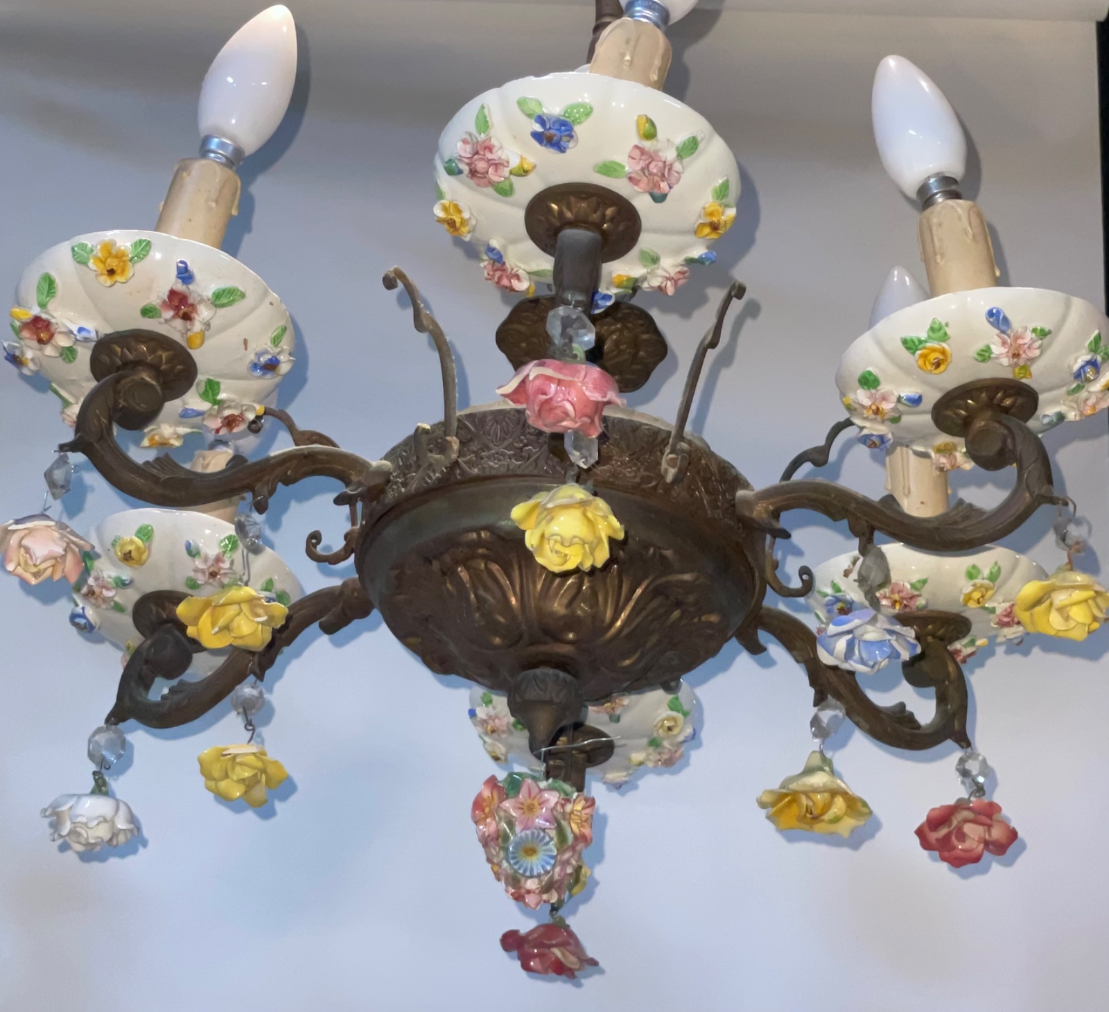 Lustre para 6 luzes de metal com detalhes de porcelana com flores em... - foto 2 de 2