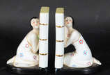 Par de serre livres de porcelana europeia polic... - Par de serre livres de porcelana europeia policromada representando figuras femininas. Marcas na base.