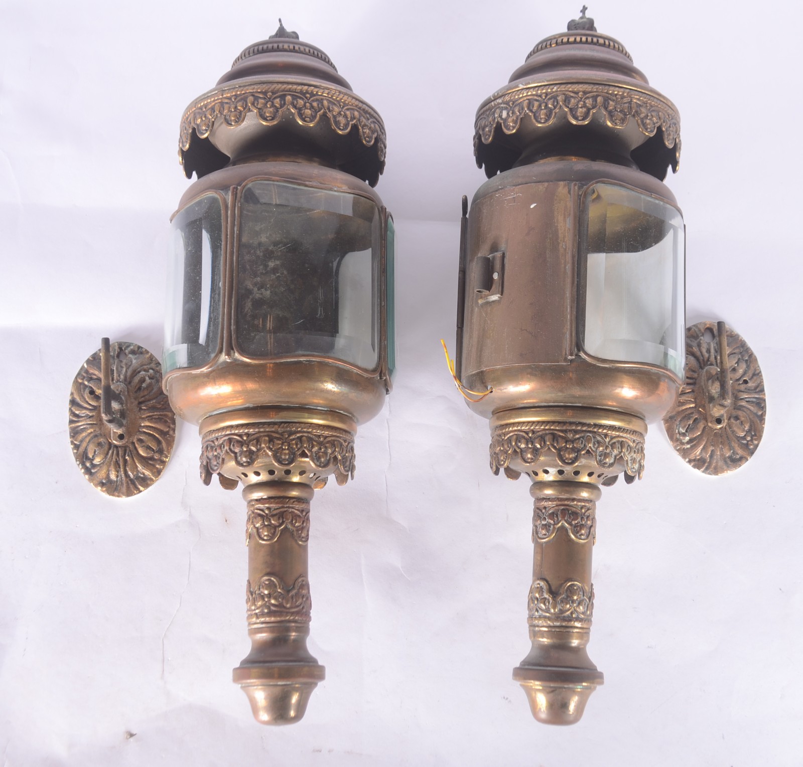 Par de antigas lanternas de carruagem de metal dourado e vidros... - foto 1 de 5