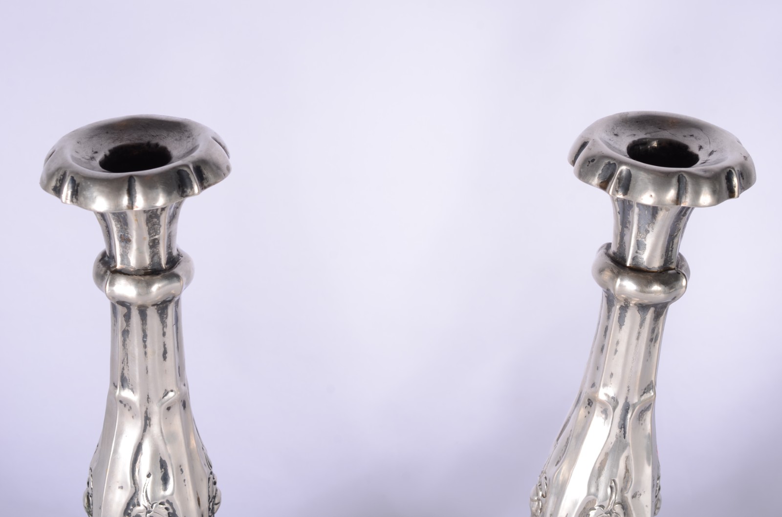 Par de castiçais de prata contrastada. Com amassados, desgastes e... - foto 2 de 6