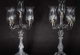 Par de candelabros em demi cristal para 5 velas... - Par de candelabros em demi cristal para 5 velas, detalhes de metal, mangas lapidadas com "estrelas".