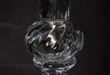 Par de candelabros em demi cristal para 5 velas... - Par de candelabros em demi cristal para 5 velas, detalhes de metal, mangas lapidadas com "estrelas".