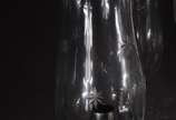 Par de candelabros em demi cristal para 5 velas... - Par de candelabros em demi cristal para 5 velas, detalhes de metal, mangas lapidadas com "estrelas".