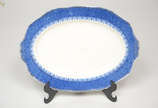Travessa de faiança com borda azul &#34;MARLBOR... - Travessa de faiança com borda azul &#34;MARLBOROUGH&#34;. Medidas 37 x 27 cm (com bicados na parte debaixo e craquelê).