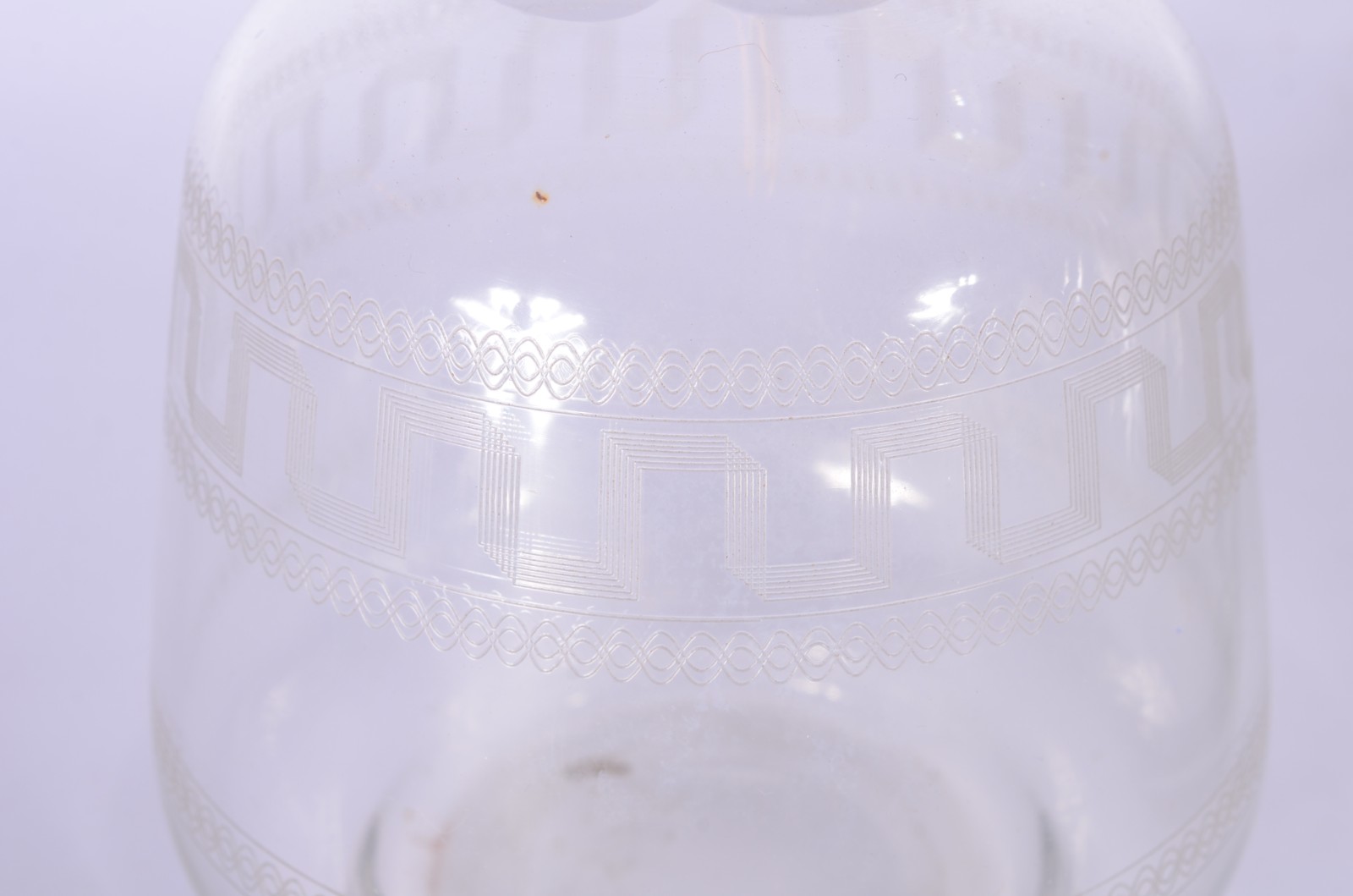 Três garrafas diversas de cristal, uma delas com a tampa lascada. - foto 4 de 9