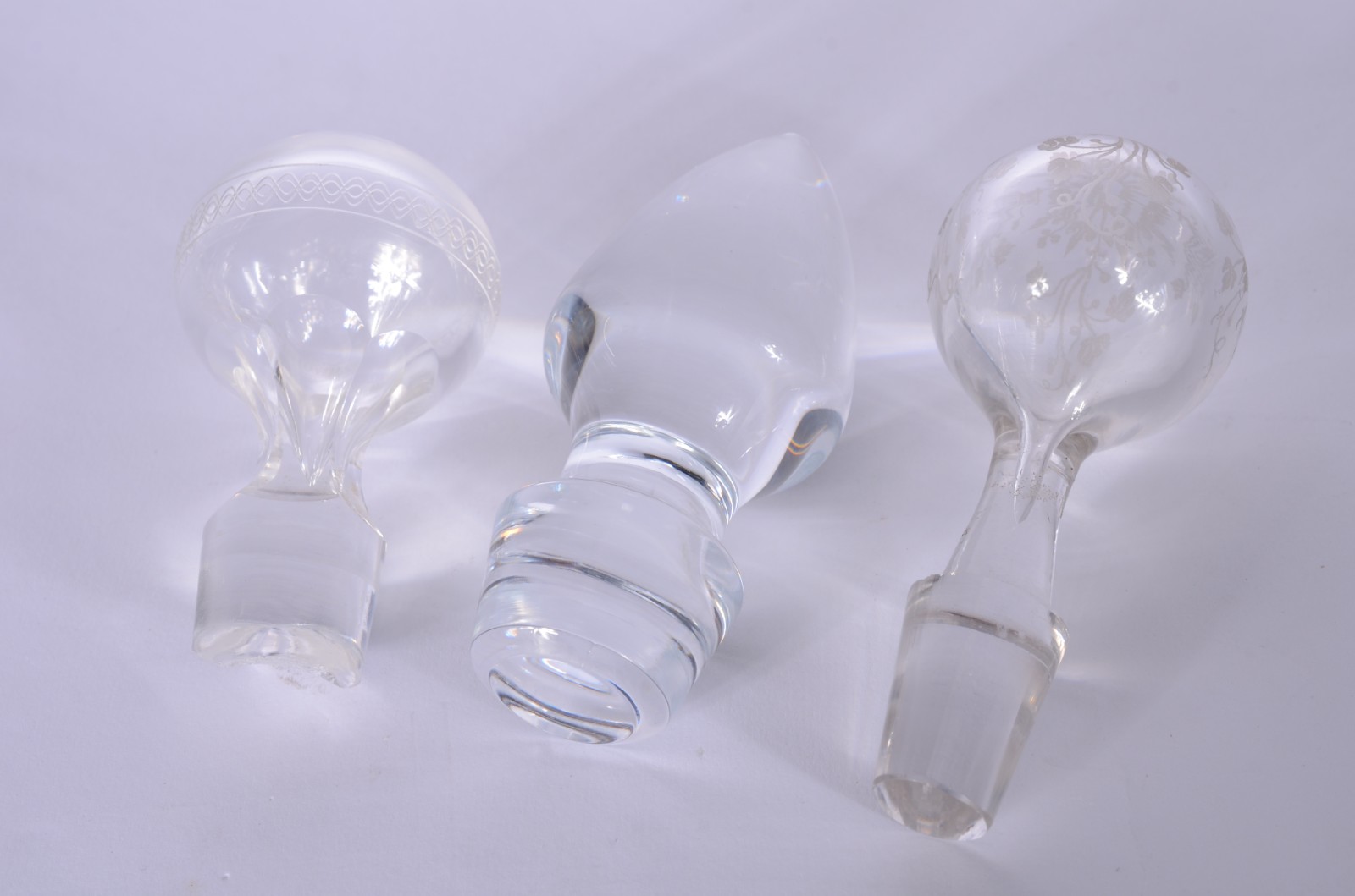 Três garrafas diversas de cristal, uma delas com a tampa lascada. - foto 9 de 9