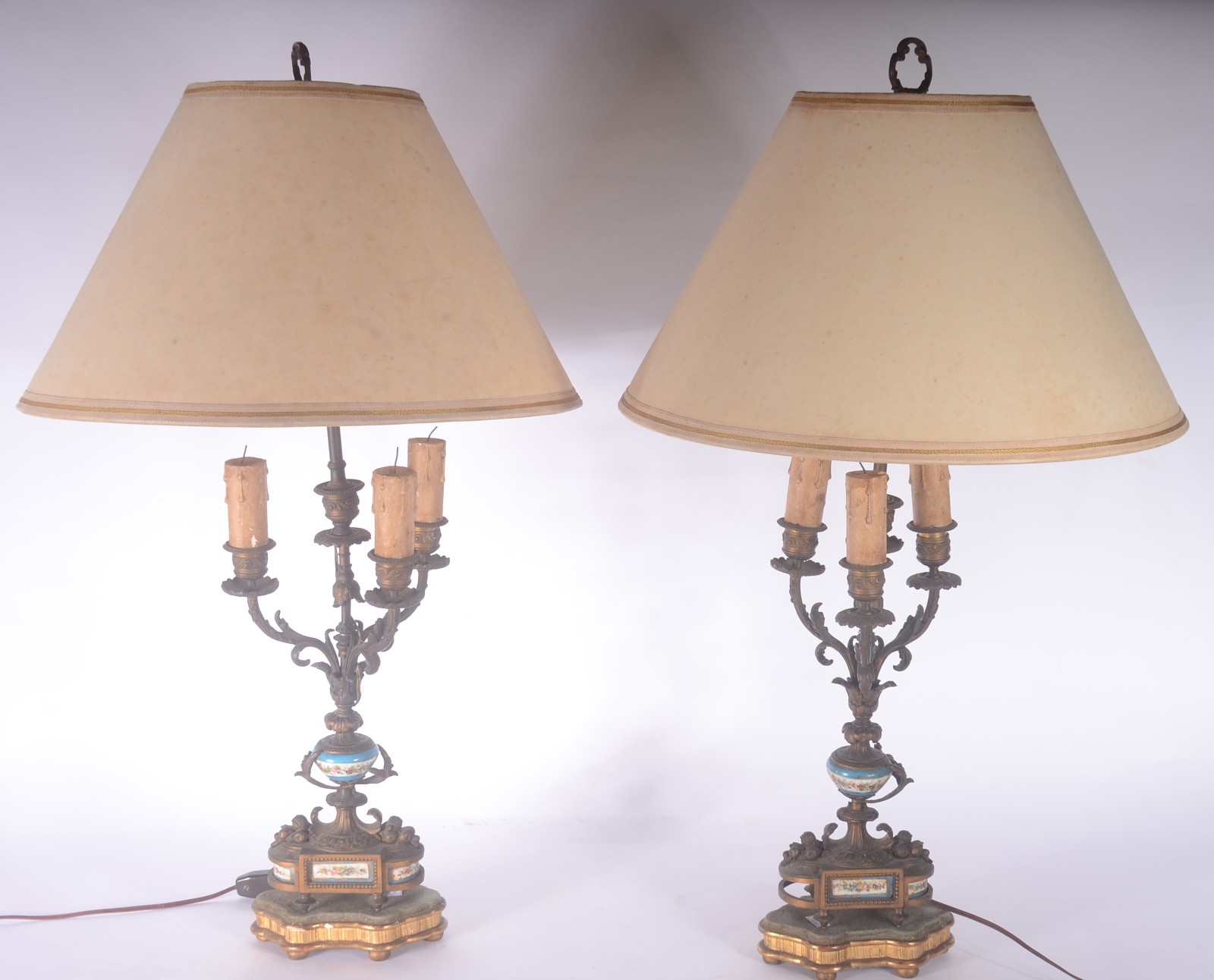 Par de abatjoures de metal e porcelana para 3 luzes cada, bases de... - foto 1 de 6