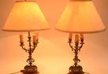 Par de abatjoures de metal e porcelana para 3 l... - Par de abatjoures de metal e porcelana para 3 luzes cada, bases de madeira. Um deles com a porcelana colada e parafuso da cúpula quebrado. Desga...