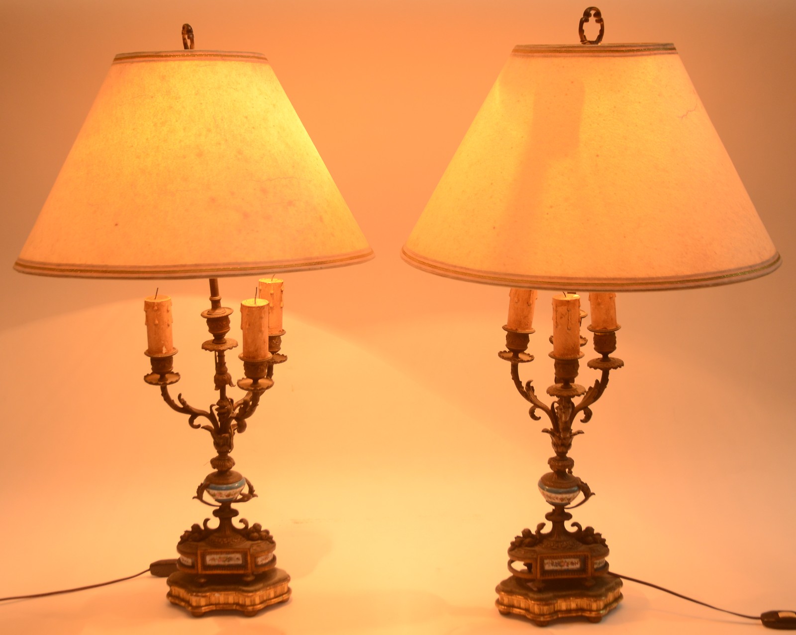Par de abatjoures de metal e porcelana para 3 luzes cada, bases de... - foto 2 de 6