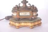 Par de abatjoures de metal e porcelana para 3 l... - Par de abatjoures de metal e porcelana para 3 luzes cada, bases de madeira. Um deles com a porcelana colada e parafuso da cúpula quebrado. Desga...