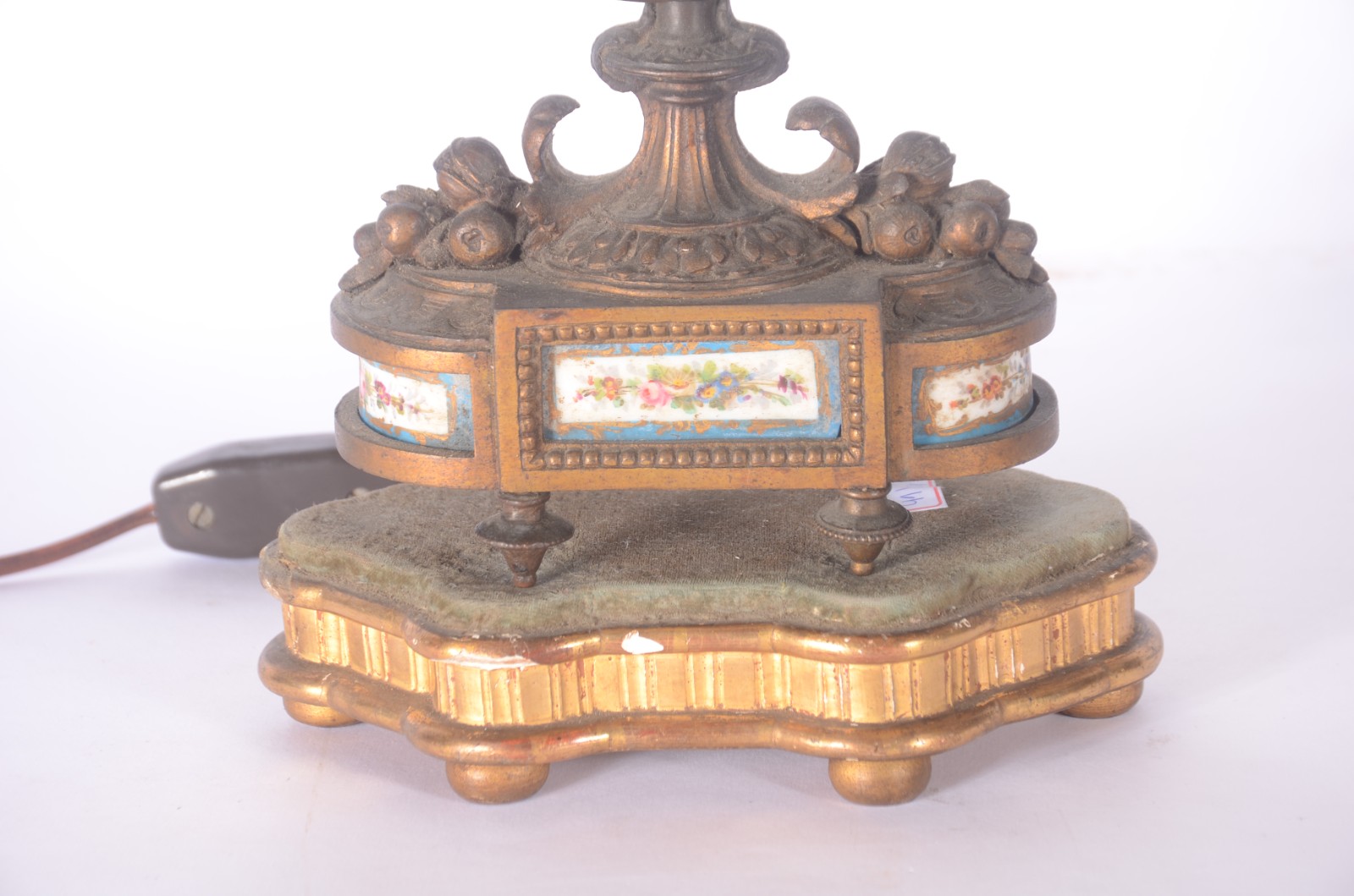Par de abatjoures de metal e porcelana para 3 luzes cada, bases de... - foto 3 de 6