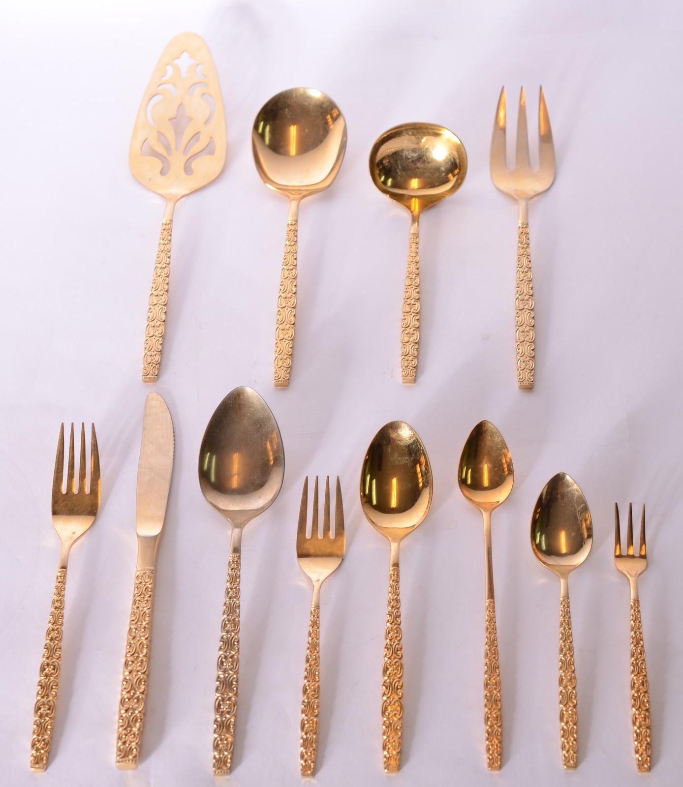 Faqueiro de metal dourado, composto de: 12 colheres, 12 grafos, 12... - foto 1 de 6