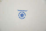 Travessa de faiança com borda azul &#34;MARLBOR... - Travessa de faiança com borda azul &#34;MARLBOROUGH&#34;. Medidas 37 x 27 cm (com bicados na parte debaixo e craquelê).