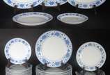 Serviço de jantar de porcelana chinesa, decoraç... - Serviço de jantar de porcelana chinesa, decoração floral azul, composto de: 7 pratos rasos, 14 pratos de sobremesa (3 maiores); 4 pratos para pã...